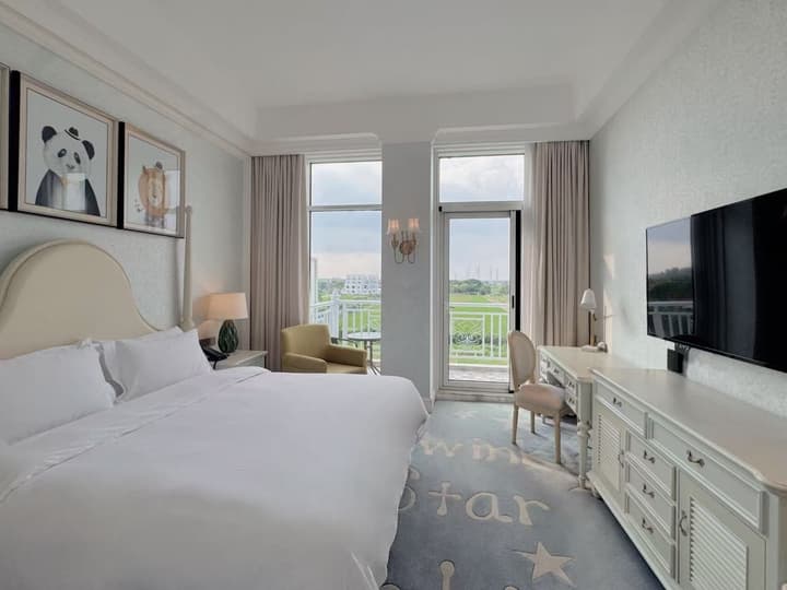 NARADA RESORT SHANGHAI  HOTEL Disney Store