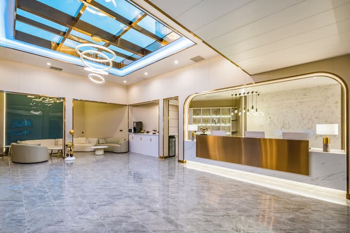 Dequan Luxury JingGuang Hotel