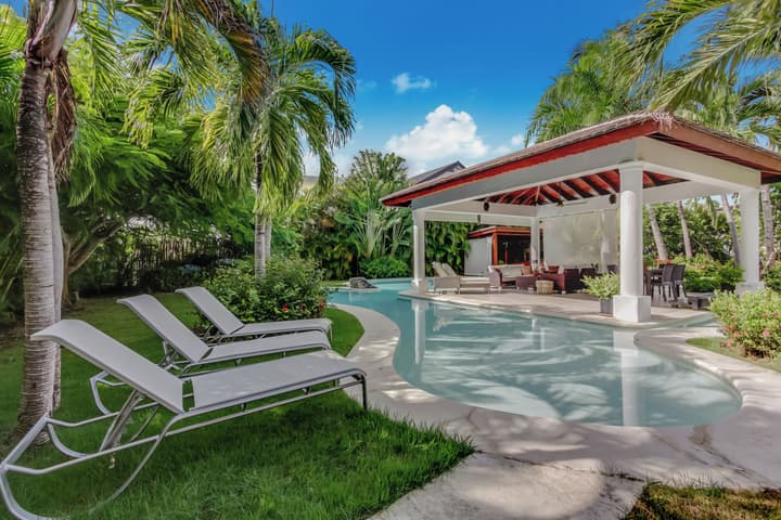 Two Luxury Villas in Cocotal for Large Groups – With Jacuzzi, Pools, Gym