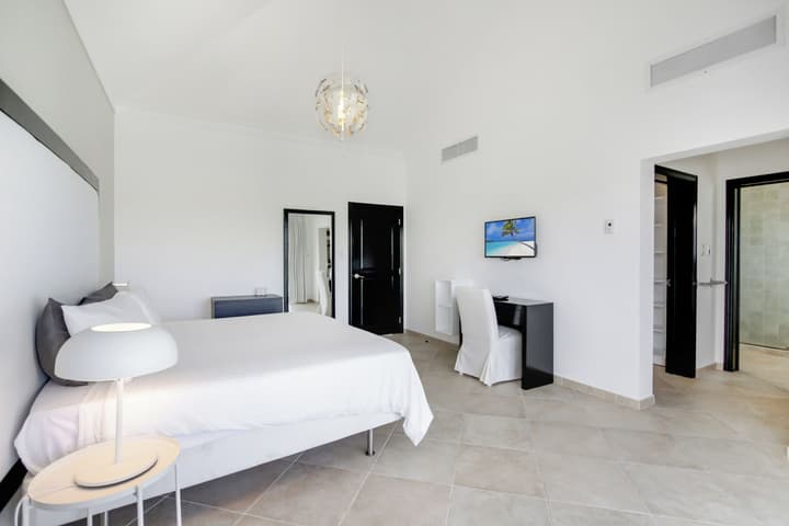 Two Luxury Villas in Cocotal for Large Groups – With Jacuzzi, Pools, Gym
