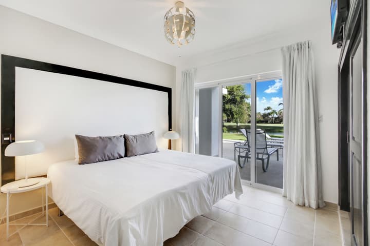 Two Luxury Villas in Cocotal for Large Groups – With Jacuzzi, Pools, Gym