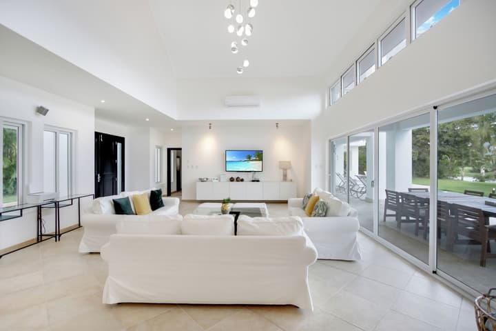 Two Luxury Villas in Cocotal for Large Groups – With Jacuzzi, Pools, Gym