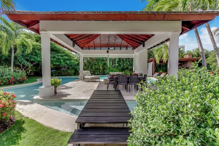 Two Luxury Villas in Cocotal for Large Groups – With Jacuzzi, Pools, Gym