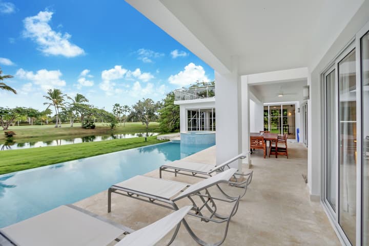 Two Luxury Villas in Cocotal for Large Groups – With Jacuzzi, Pools, Gym