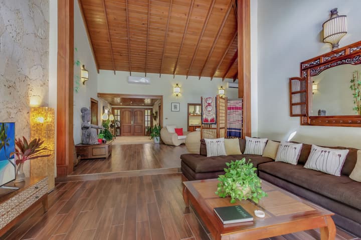 Two Luxury Villas in Cocotal for Large Groups – With Jacuzzi, Pools, Gym