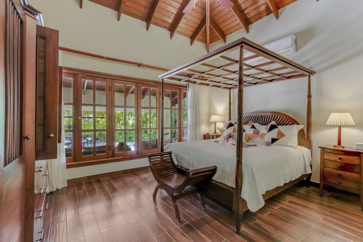 Two Luxury Villas in Cocotal for Large Groups – With Jacuzzi, Pools, Gym