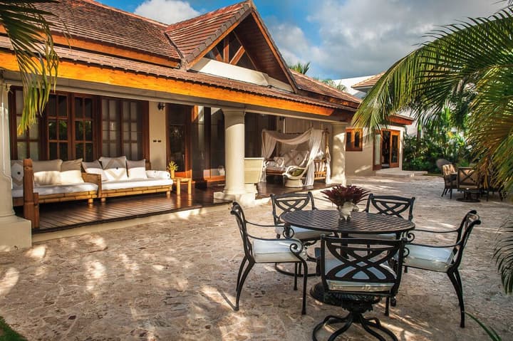 Two Luxury Villas in Cocotal for Large Groups – With Jacuzzi, Pools, Gym