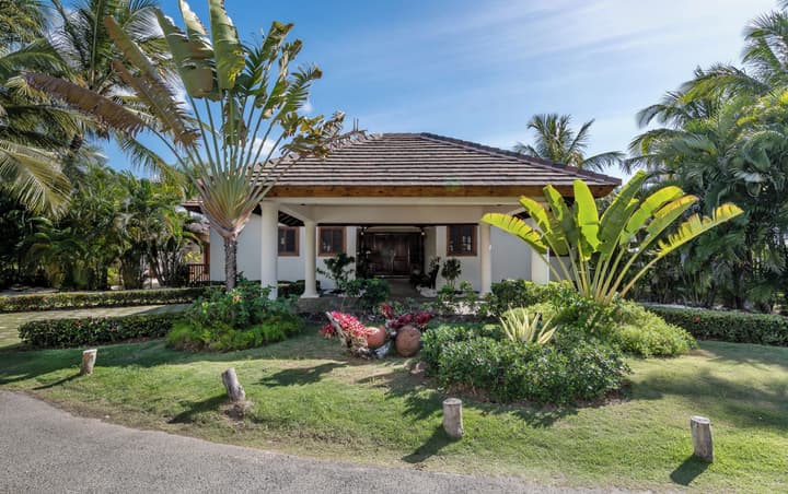Two Luxury Villas in Cocotal for Large Groups – With Jacuzzi, Pools, Gym