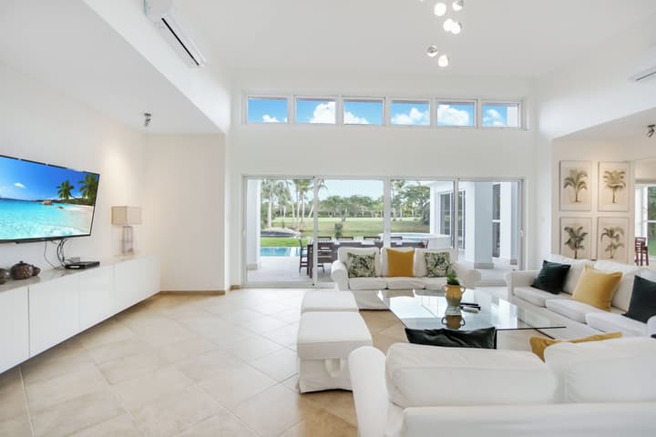 Two Luxury Villas in Cocotal for Large Groups – With Jacuzzi, Pools, Gym