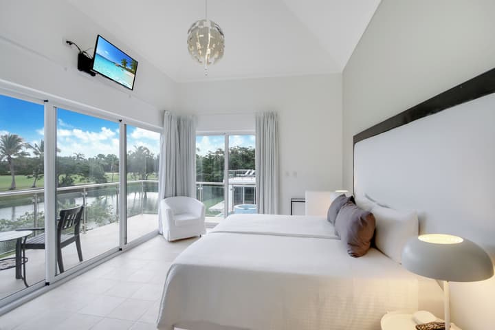 Two Luxury Villas in Cocotal for Large Groups – With Jacuzzi, Pools, Gym
