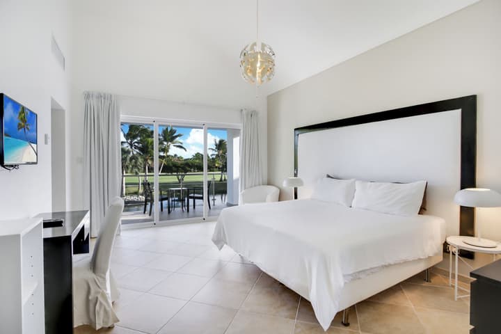 Two Luxury Villas in Cocotal for Large Groups – With Jacuzzi, Pools, Gym