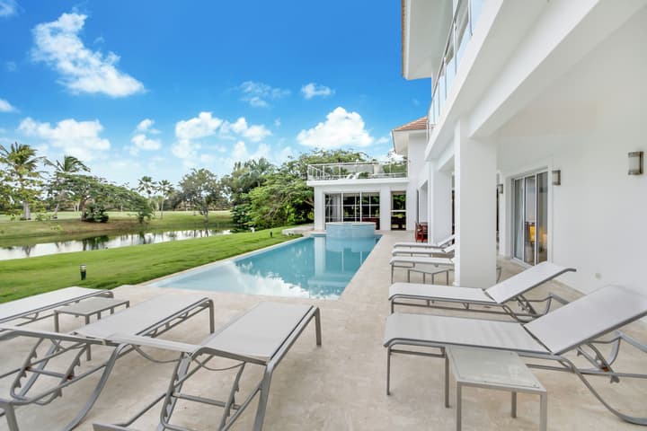 Two Luxury Villas in Cocotal for Large Groups – With Jacuzzi, Pools, Gym