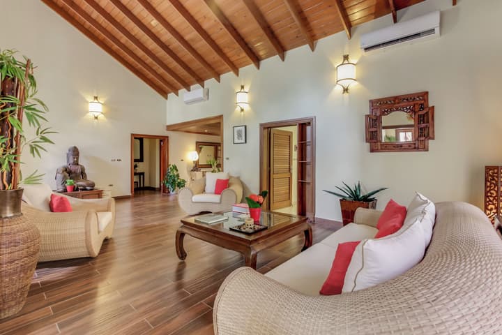 Two Luxury Villas in Cocotal for Large Groups – With Jacuzzi, Pools, Gym