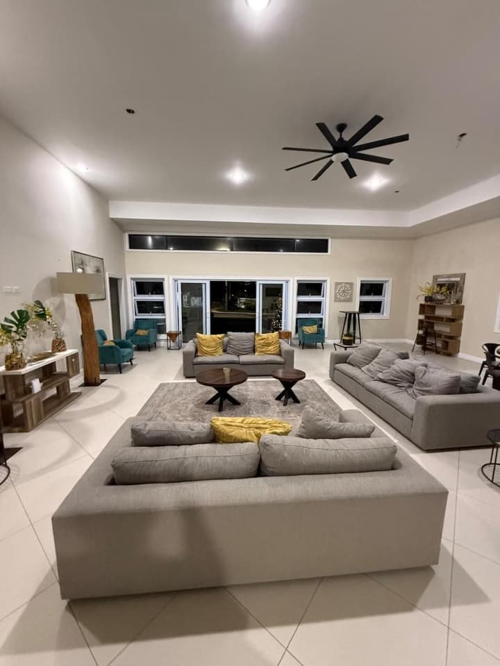 Sunny-shore Hideaway