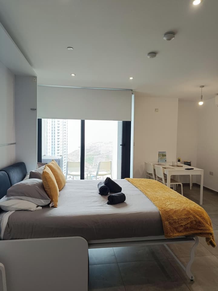 E1 18th Floor Studios - Scenic Sea & Beach Views