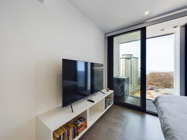 E1 18th Floor Studios - Scenic Sea & Beach Views