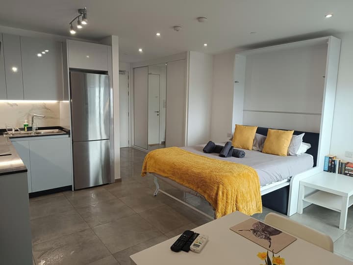 E1 18th Floor Studios - Scenic Sea & Beach Views