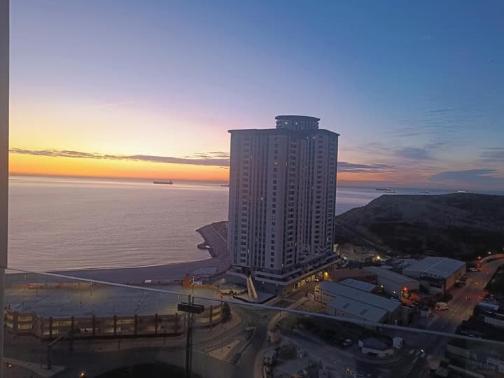 E1 18th Floor Studios - Scenic Sea & Beach Views