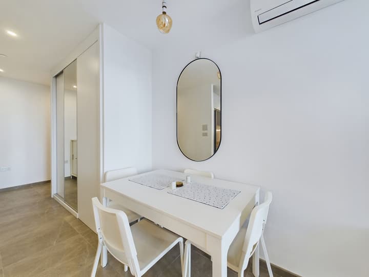 E1 18th Floor Studios - Scenic Sea & Beach Views