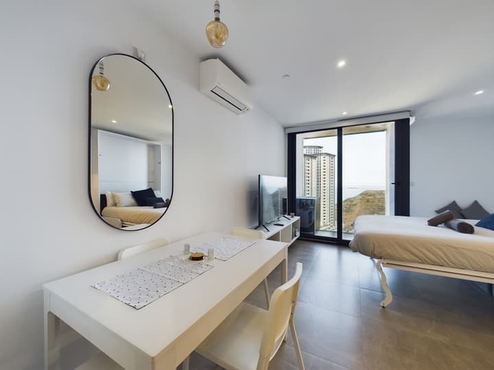 E1 18th Floor Studios - Scenic Sea & Beach Views