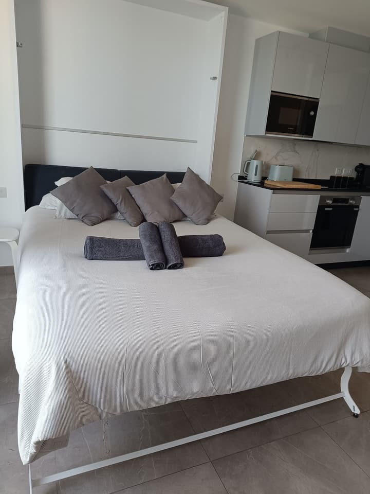 E1 18th Floor Studios - Scenic Sea & Beach Views