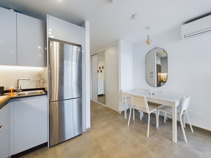 E1 18th Floor Studios - Scenic Sea & Beach Views