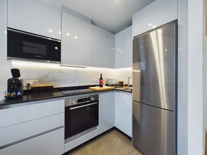 E1 18th Floor Studios - Scenic Sea & Beach Views