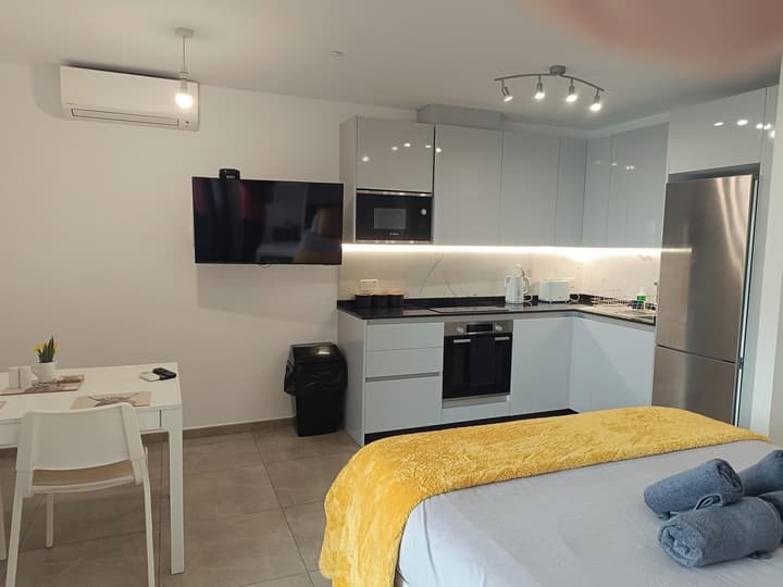 E1 18th Floor Studios - Scenic Sea & Beach Views