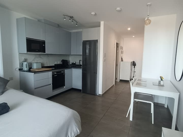 E1 18th Floor Studios - Scenic Sea & Beach Views