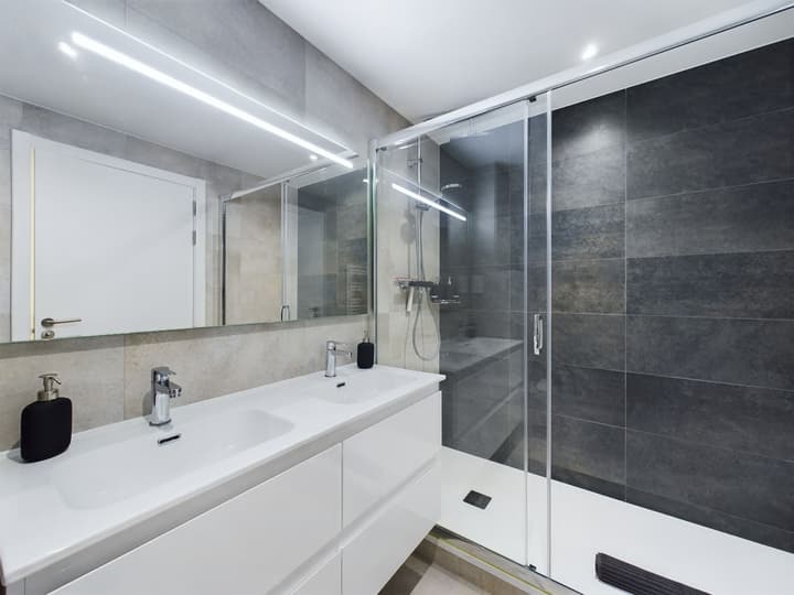 E1 18th Floor Studios - Scenic Sea & Beach Views