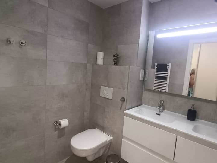 E1 18th Floor Studios - Scenic Sea & Beach Views