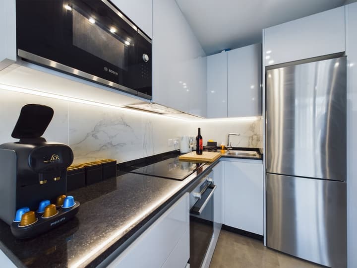 E1 18th Floor Studios - Scenic Sea & Beach Views