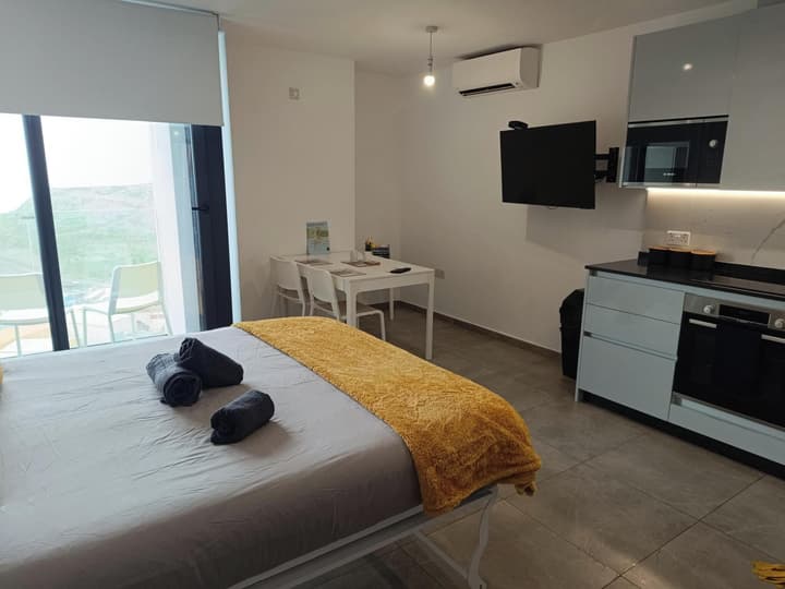 E1 18th Floor Studios - Scenic Sea & Beach Views