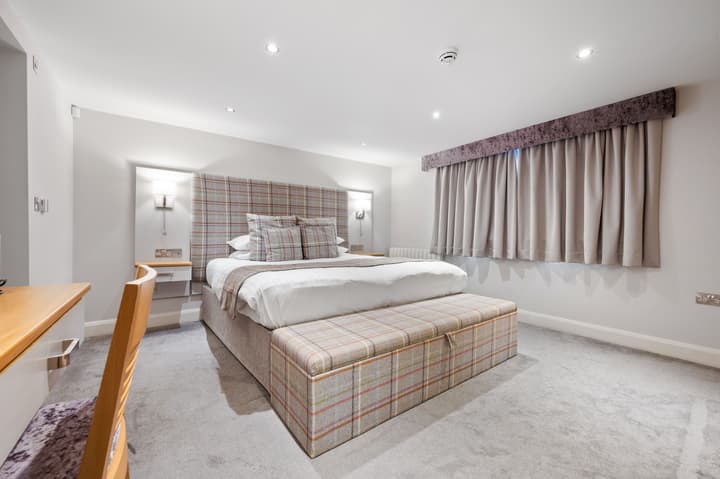 White Hart Hotel & Apartments
