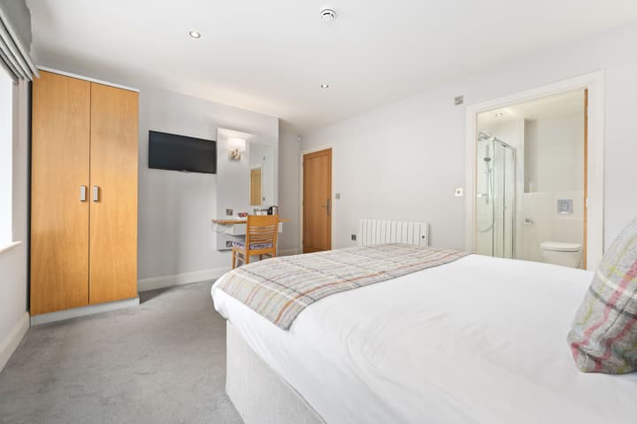 White Hart Hotel & Apartments