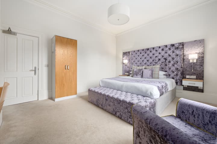 White Hart Hotel & Apartments