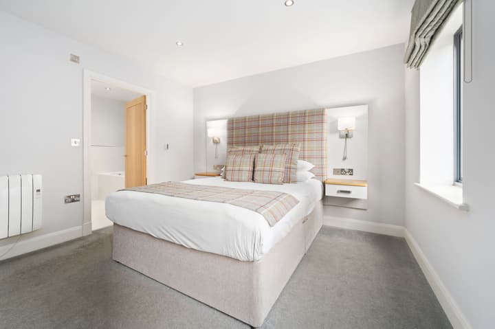 White Hart Hotel & Apartments