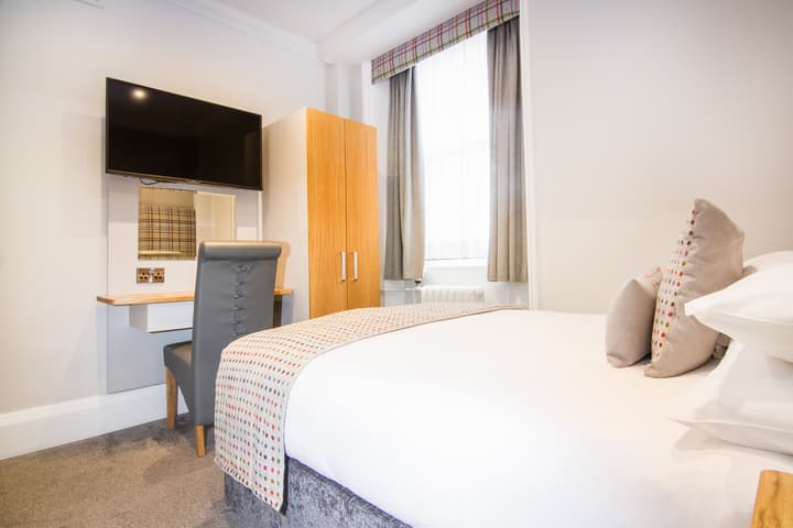 White Hart Hotel & Apartments