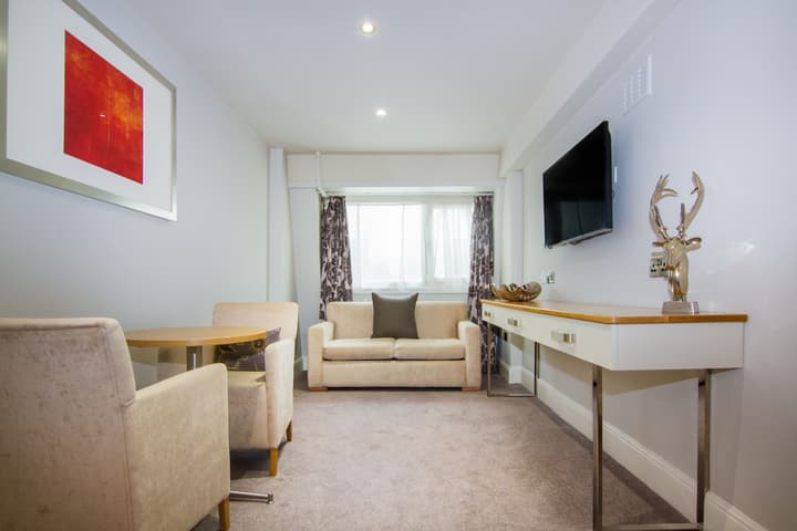 White Hart Hotel & Apartments