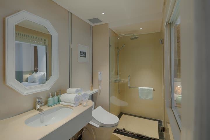 Au Lac Charner Hotel