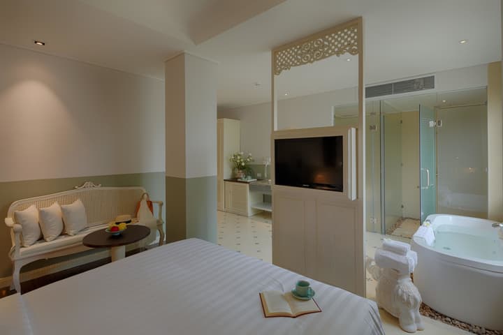 Au Lac Charner Hotel