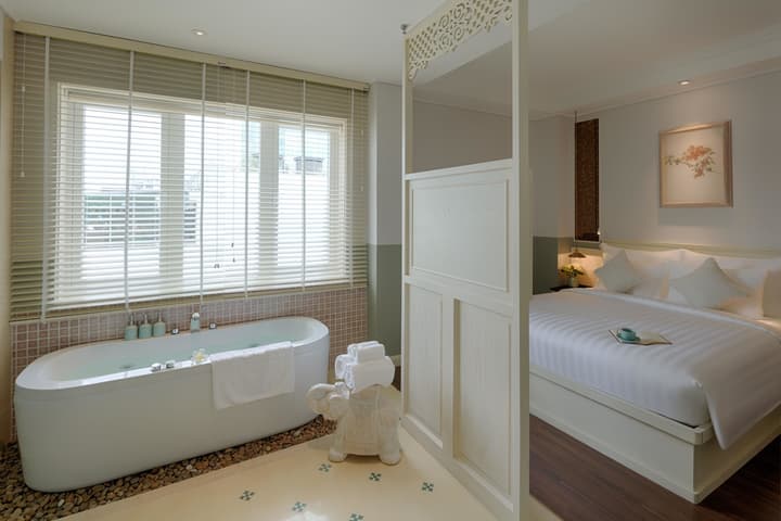 Au Lac Charner Hotel