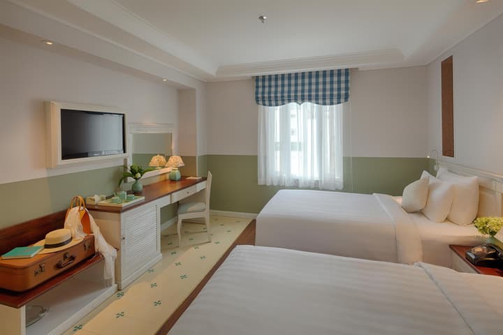 Au Lac Charner Hotel
