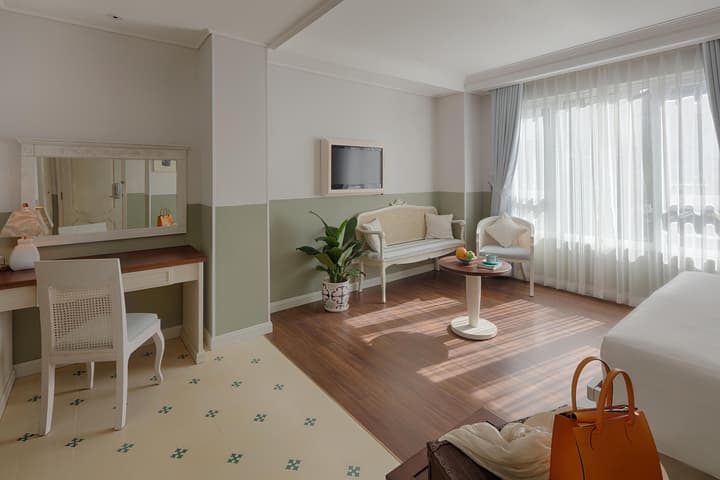 Au Lac Charner Hotel