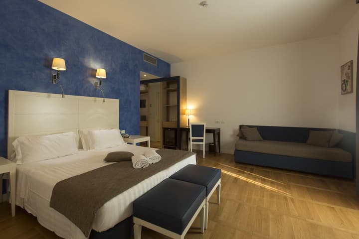 Floris Hotel