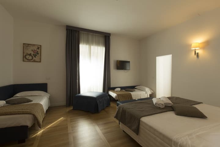 Floris Hotel