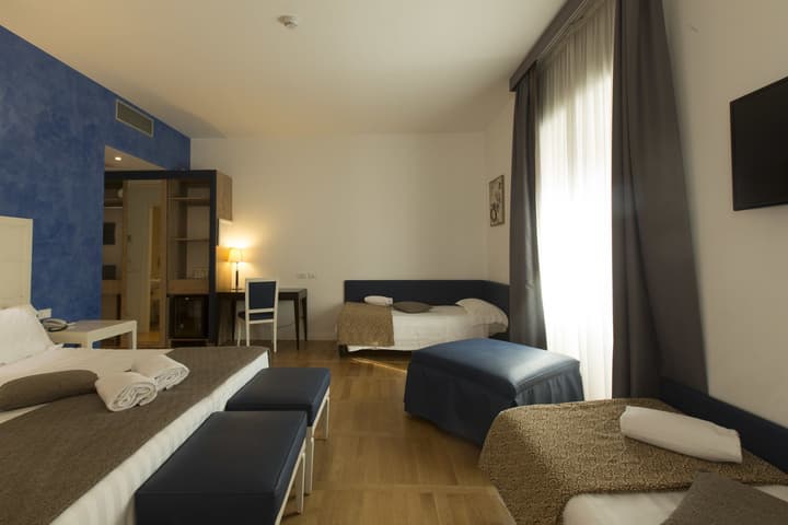 Floris Hotel