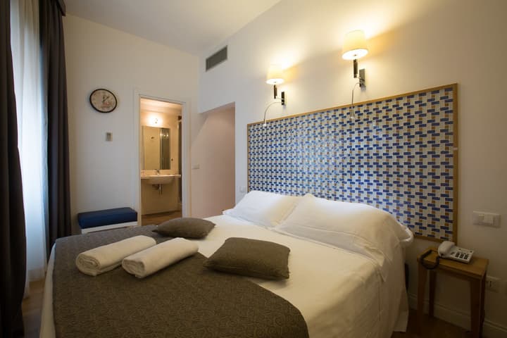 Floris Hotel