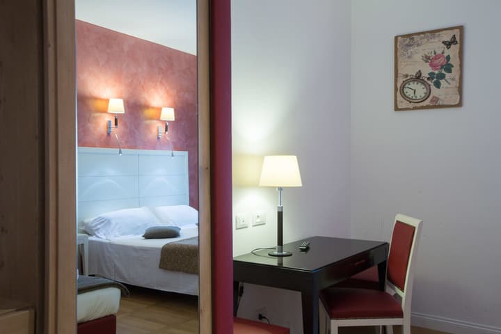 Floris Hotel
