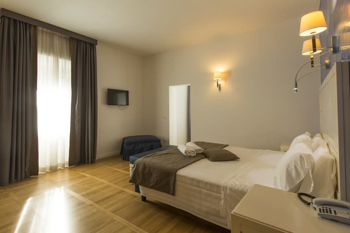 Floris Hotel